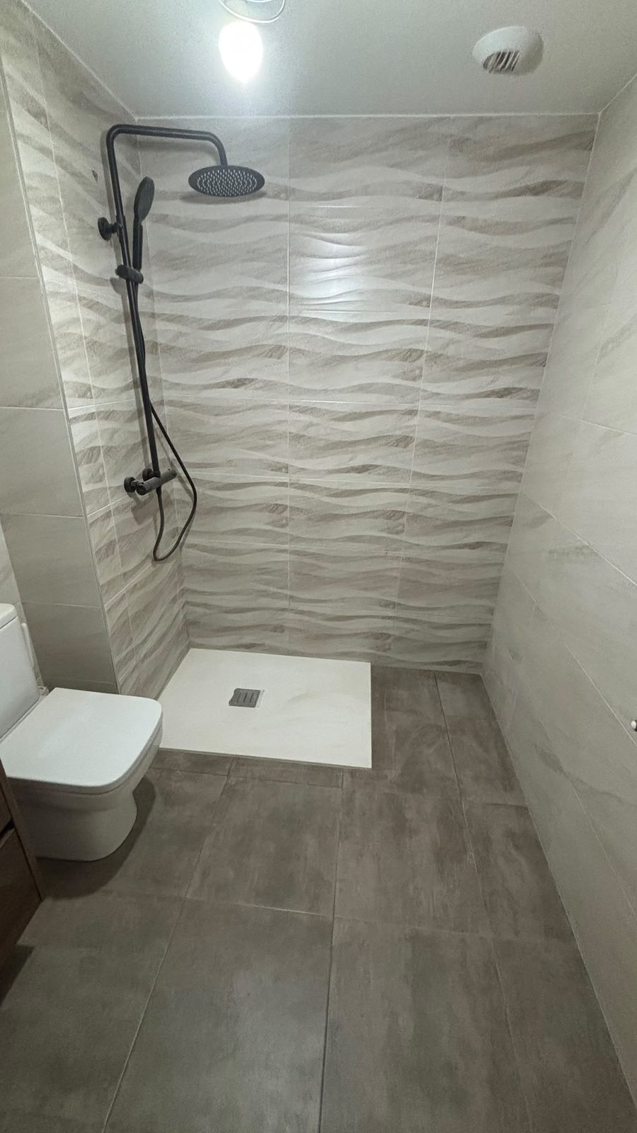 Baño reformado con plato de ducha por Ducha Fontanería Norte