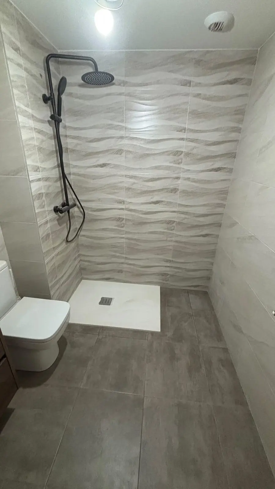 Baño reformado con plato de ducha por Ducha Fontanería Norte